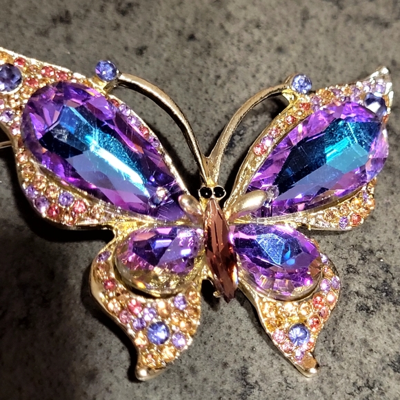 Fashion Butterfly Goldtone Brooch with Purple and Violet Rhinestones . - Picture 3 of 4